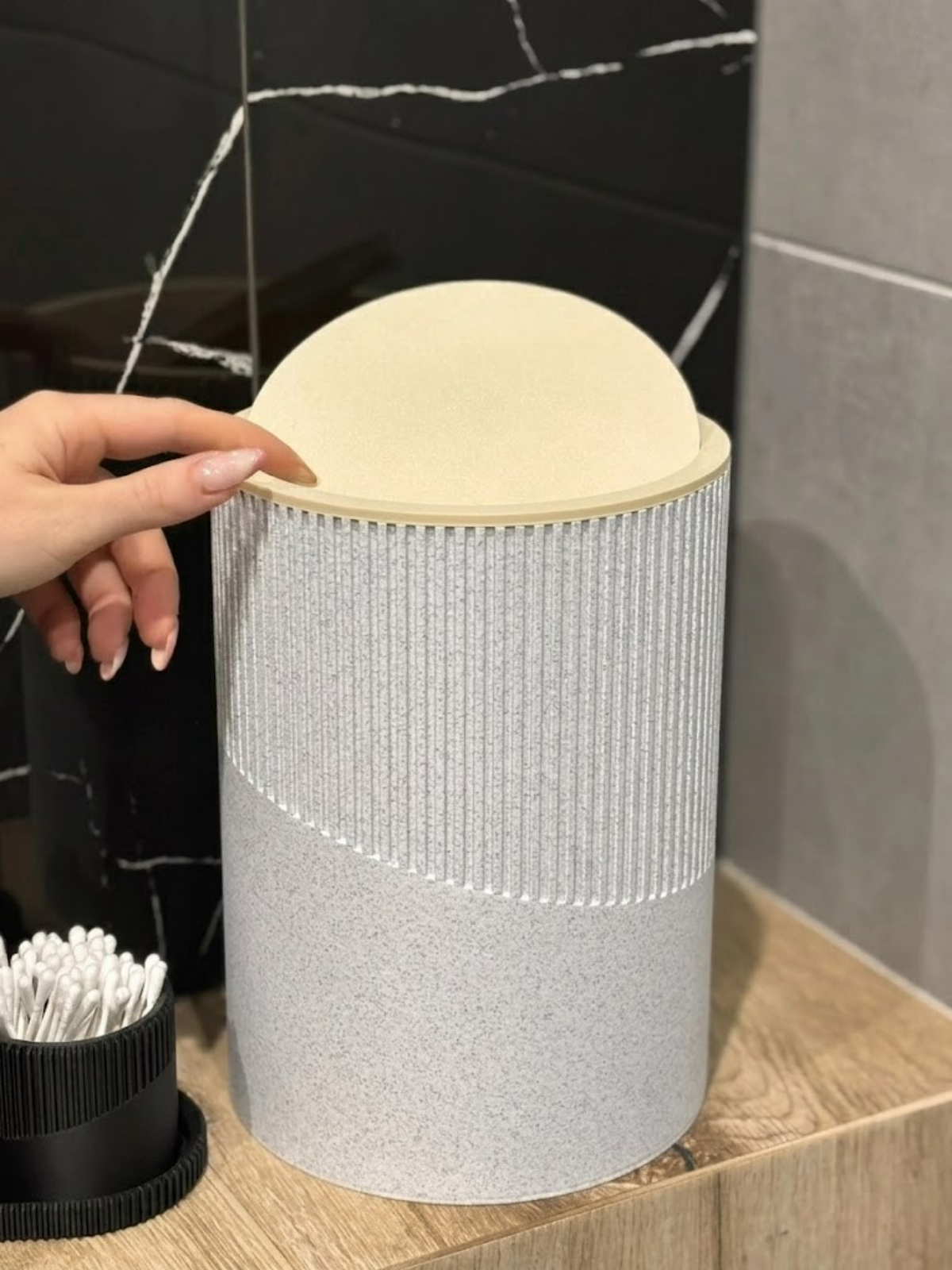 Oluklu Sallanır Kapaklı Mini Çöp Kovası